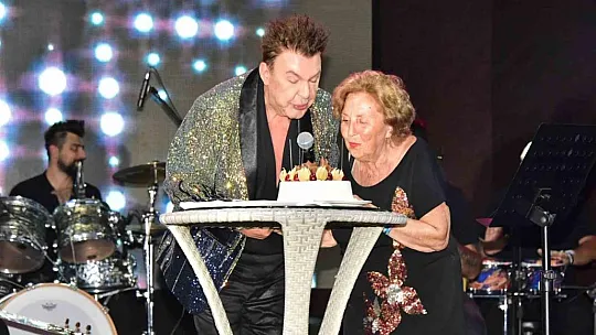 Doğum gününü sahnede annesiyle beraber kutladı