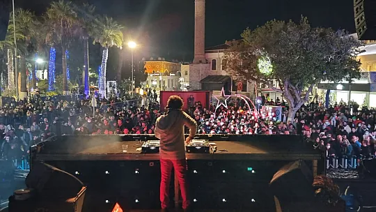 Belediye meydanı sahnesi konserleri başladı