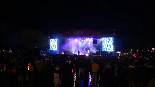 Belediye meydanı sahnesi konserleri başladı