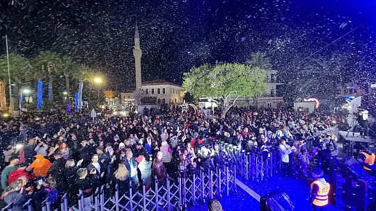 Belediye meydanı sahnesi konserleri başladı