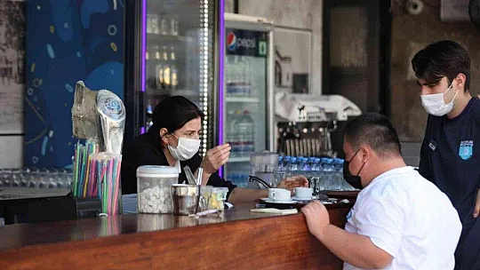 Down sendromlu Yiğit, çalışma azmiyle herkese örnek oluyor