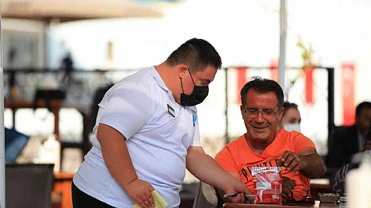 Down sendromlu Yiğit, çalışma azmiyle herkese örnek oluyor