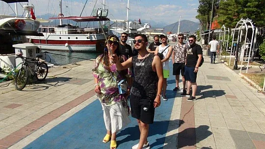 Rıdvan Adede ve arkadaşları, Özlem Balcı ile Fethiye'de eğlenceli bir video çekti
