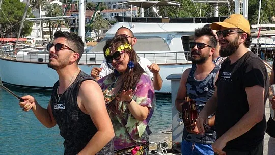 Rıdvan Adede ve arkadaşları, Özlem Balcı ile Fethiye'de eğlenceli bir video çekti