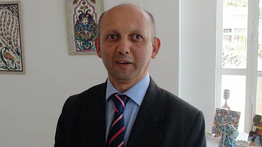 İLK KİŞİSEL SERGİSİNİ AÇTI