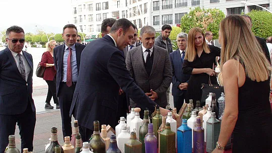 'GERİ DÖNÜŞÜM GERİ DEĞİL, İLERİ DÖNÜŞÜMDÜR' SERGİSİ AÇILDI