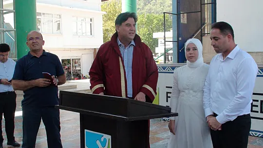 Başkan Karaca genç çifti yalnız bırakmadı