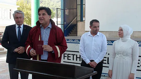 Başkan Karaca genç çifti yalnız bırakmadı