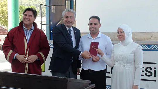 Başkan Karaca genç çifti yalnız bırakmadı