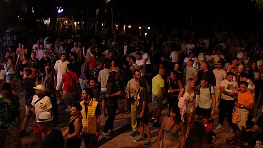 YERLİ VE YABANCI TURİSTLER BELCEKIZ PLAJINDA EĞLENCE DORUKTA