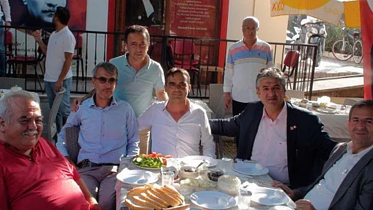 BAŞKAN DEMİR MUHTARLARLA KAHVALTIDA BULUŞTU