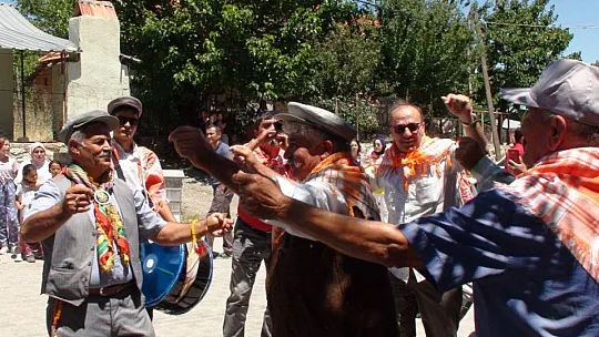 YÖRÜK ŞENLİĞİNE YOĞUN KATILIM