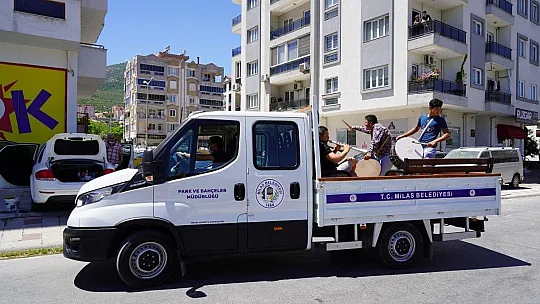 Davullu zurnalı bayram kutlaması