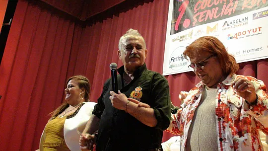 ZEHRA BEBEK İÇİN SAHNE ALDILAR