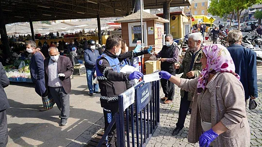 Belediye 220 bin ücretsiz maske dağıttı
