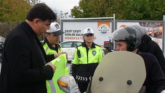 MOTOSİKLET SÜRÜCÜLERİNE REFLEKTİF YELEK DAĞITILDI