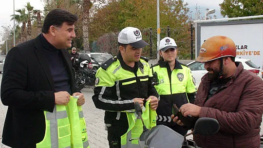 MOTOSİKLET SÜRÜCÜLERİNE REFLEKTİF YELEK DAĞITILDI