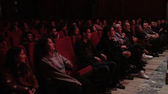 UMUT OĞUZ'UN KAHKAHA 'MIKNATIS'I BÜYÜK ALKIŞ TOPLADI