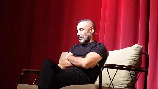 UMUT OĞUZ'UN KAHKAHA 'MIKNATIS'I BÜYÜK ALKIŞ TOPLADI