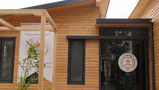 ALZHEİMER DERNEĞİNDEN ANLAMLI SUNUM