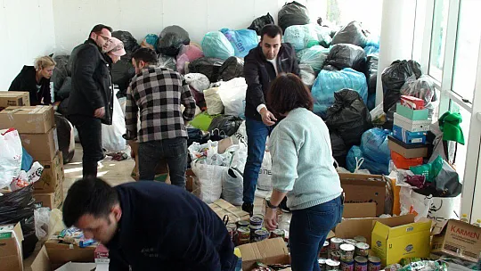 VATANDAŞLARDAN AFET BÖLGESİNE YARDIM