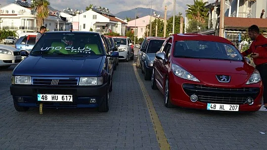 Türk bayrakları ile şehir turu attılar