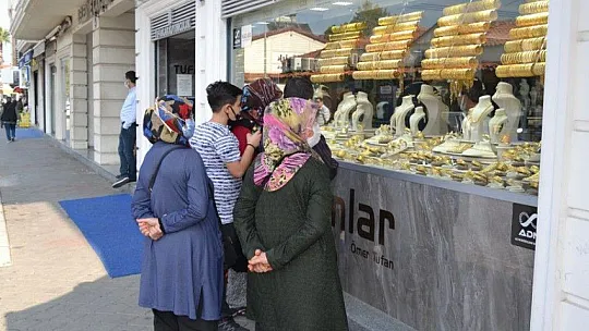 Vatandaş kuyumcuya koşuyor