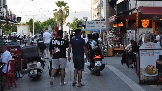 Yasak Olmasına Rağmen Motorla Sokaktan Geçiyorlar