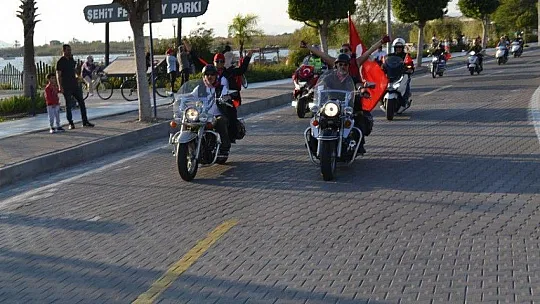 Türk bayrakları ile şehir turu attılar