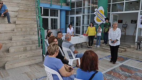 İlk Sergisinde Kızı Yalnız Bırakmadı