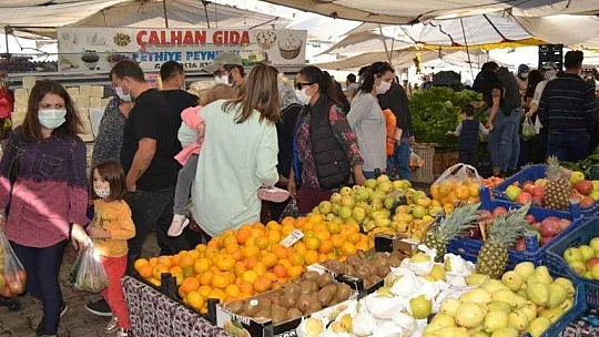 Semt pazarlarında sosyal mesafe ihlal ediliyor