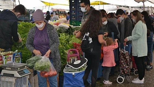 Semt pazarlarında sosyal mesafe ihlal ediliyor