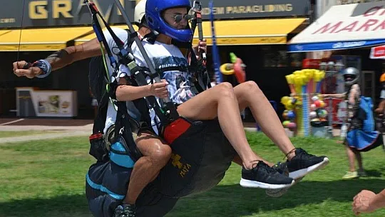 Ölüdeniz'de yerli ve yabancı turistlerden deniz keyfi