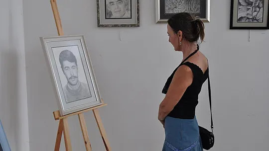 İlk Sergisinde Kızı Yalnız Bırakmadı