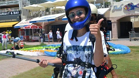 Ölüdeniz'de yerli ve yabancı turistlerden deniz keyfi