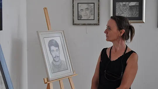 İlk Sergisinde Kızı Yalnız Bırakmadı