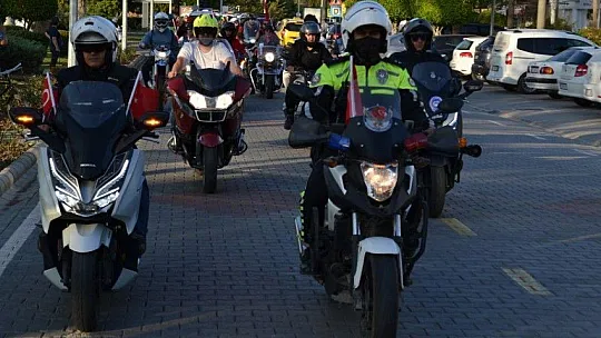 Türk bayrakları ile şehir turu attılar
