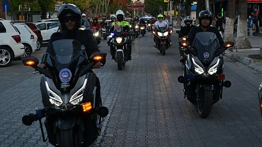 Türk bayrakları ile şehir turu attılar