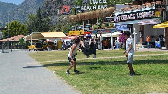 Ölüdeniz'de yerli ve yabancı turistlerden deniz keyfi