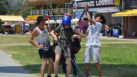 Ölüdeniz'de yerli ve yabancı turistlerden deniz keyfi