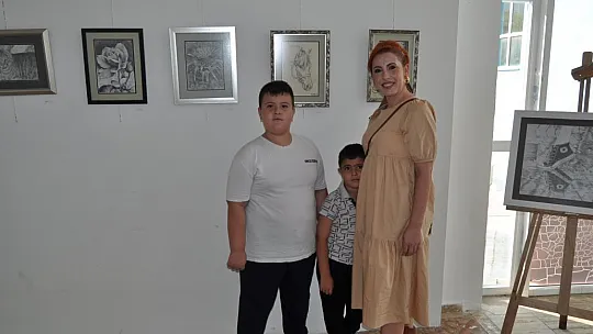 İlk Sergisinde Kızı Yalnız Bırakmadı
