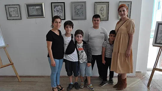 İlk Sergisinde Kızı Yalnız Bırakmadı