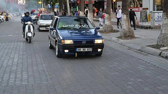 Türk bayrakları ile şehir turu attılar