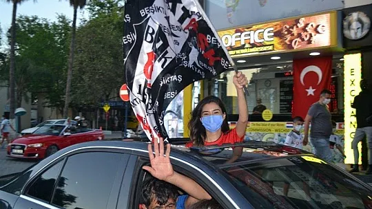 Beşiktaşlı taraftarlardan şampiyonluk konvoyu