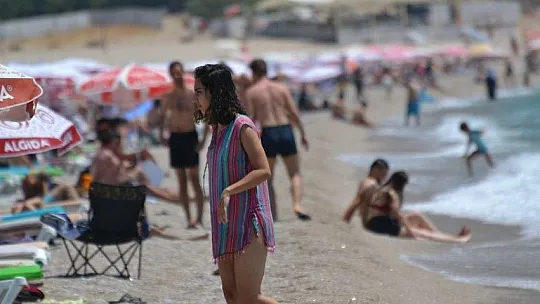 Ölüdeniz'de yerli ve yabancı turistlerden deniz keyfi