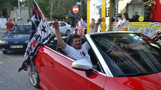 Beşiktaşlı taraftarlardan şampiyonluk konvoyu