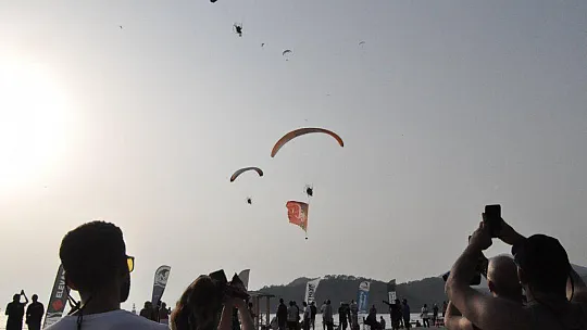 HAVA OYUNLARI FESTİVALİ RENKLİ GÖSTERİLERE EV SAHİPLİĞİ YAPIYOR