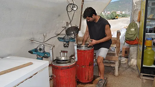 Kar Şerbeti Satarak Öğrencilere Destek Oluyor