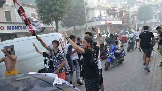 Beşiktaşlı taraftarlardan şampiyonluk konvoyu