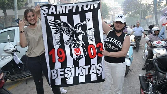 Beşiktaşlı taraftarlardan şampiyonluk konvoyu